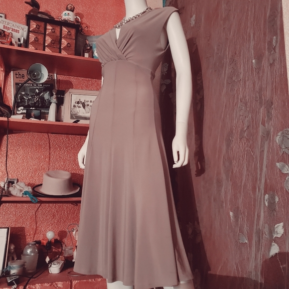 NWT-Gorgous, Elegant, Sexy Figure flattering dress - Picture 7 of 16